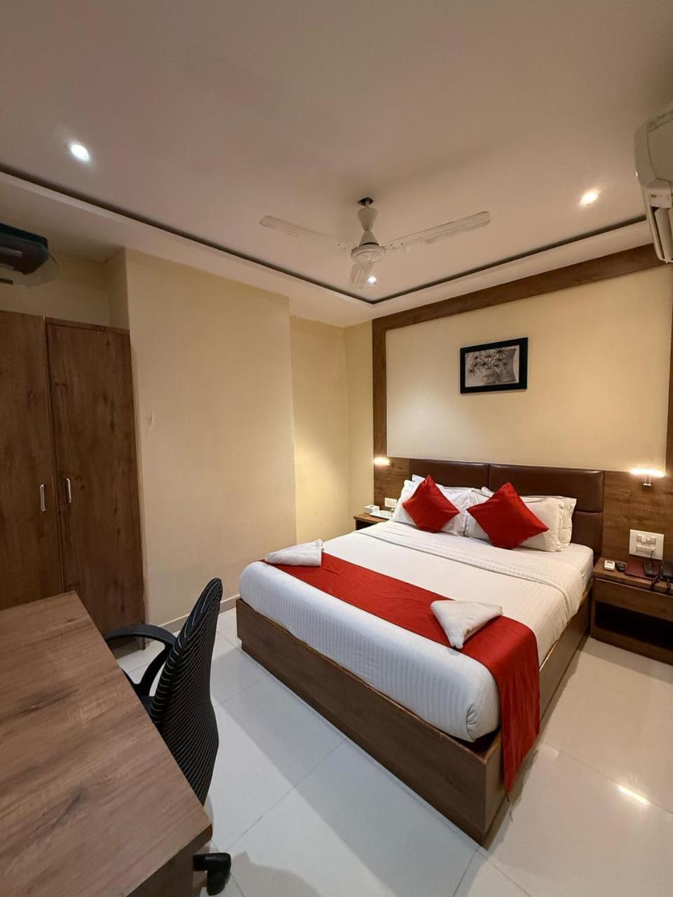 Palm Breeze Hotel - Colaba Mumbai Exterior foto